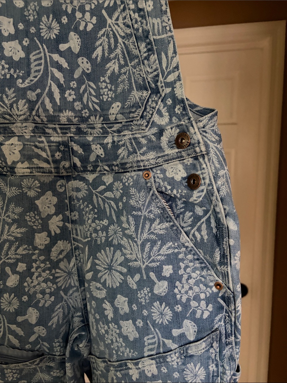 Like New Duluth Women’s Print Light Blue Denim Overalls - Picture 4 of 6